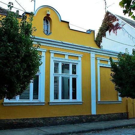 Happy Colours In Old Town Apartment Kecskemet Exterior photo